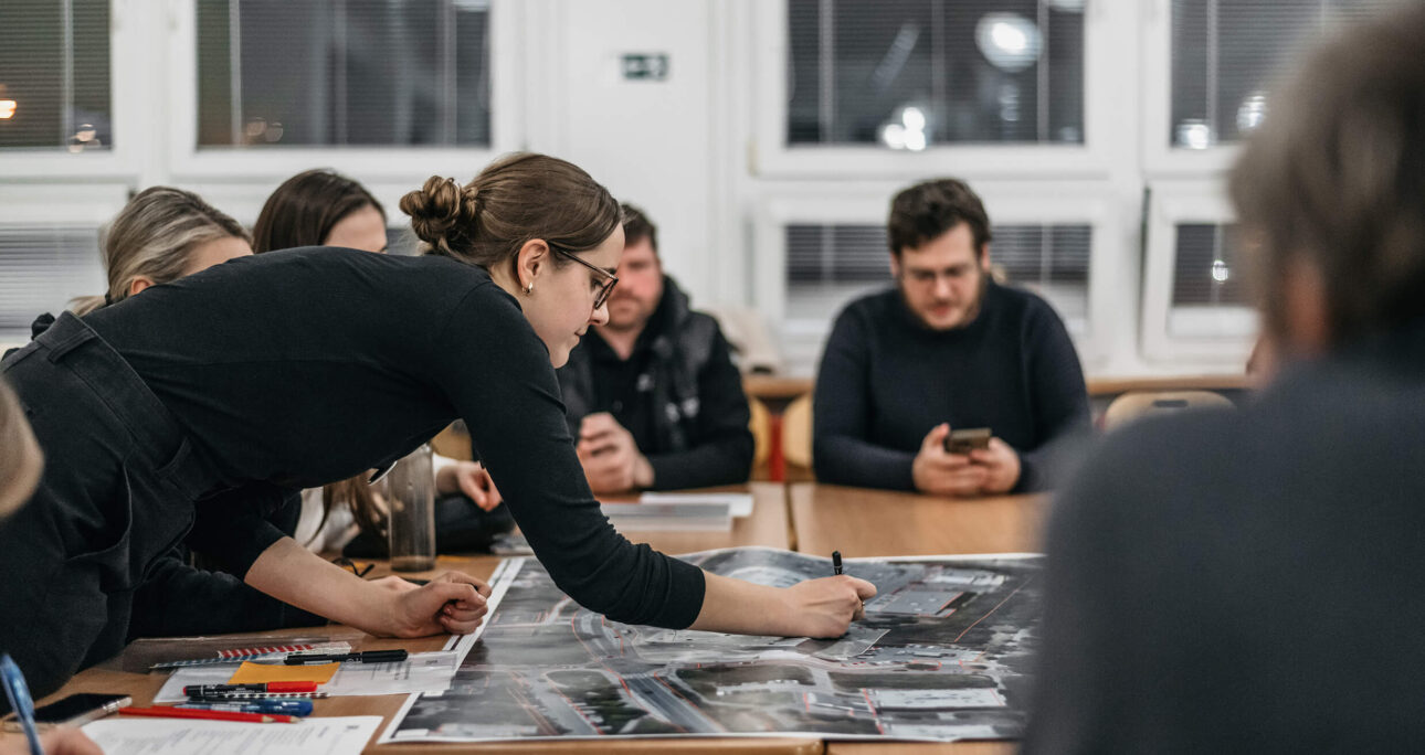 Diskuze o plánech a mapách.