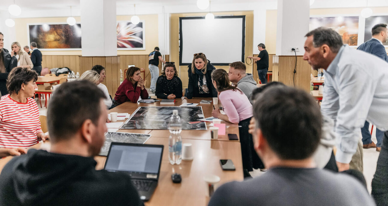 Skupinová diskuse u stolu.