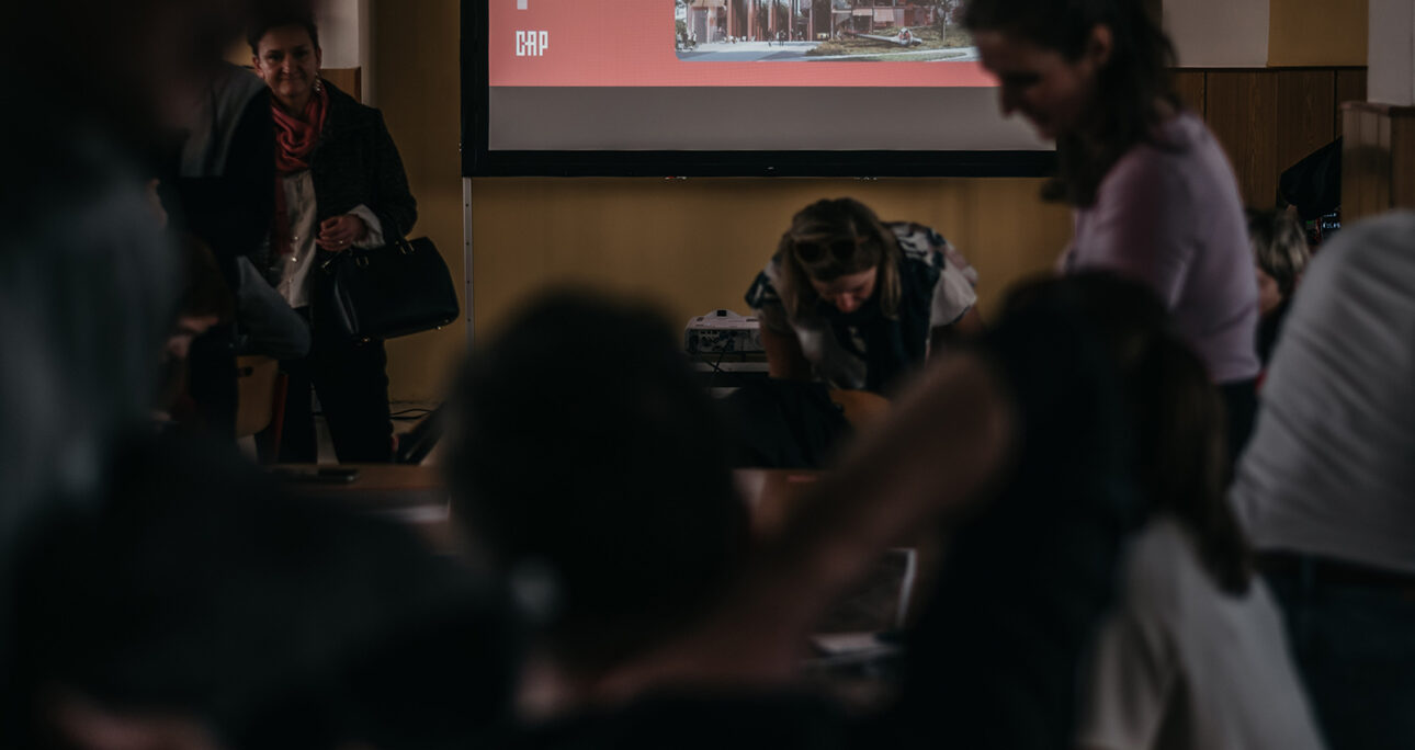 Veřejná debata v učebně.