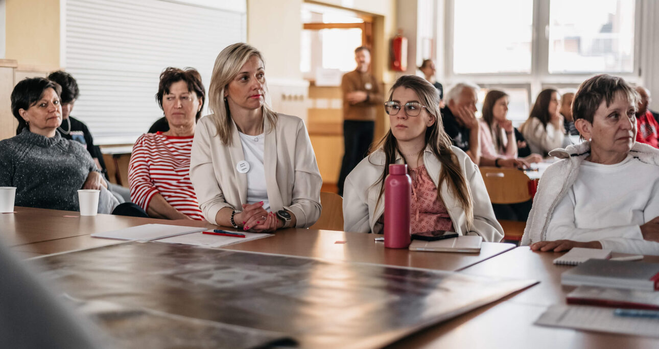 Skupina lidí na setkání.