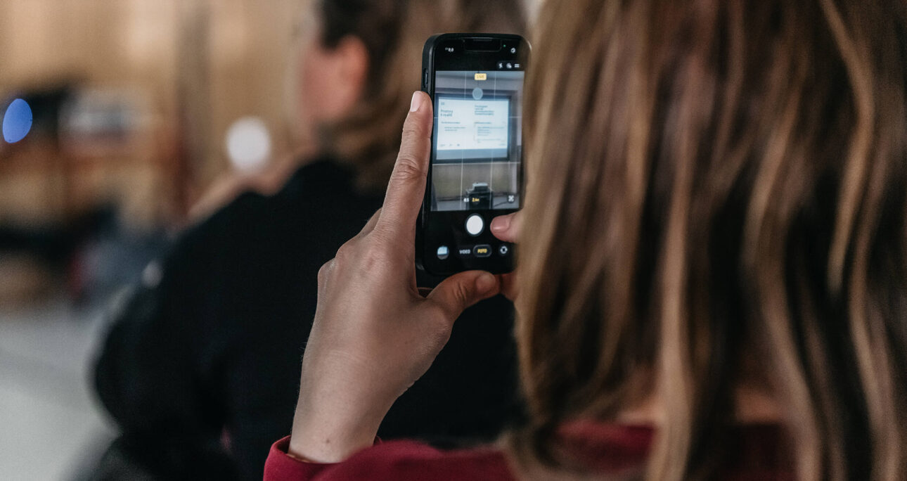 Žena fotografuje telefonem dokument