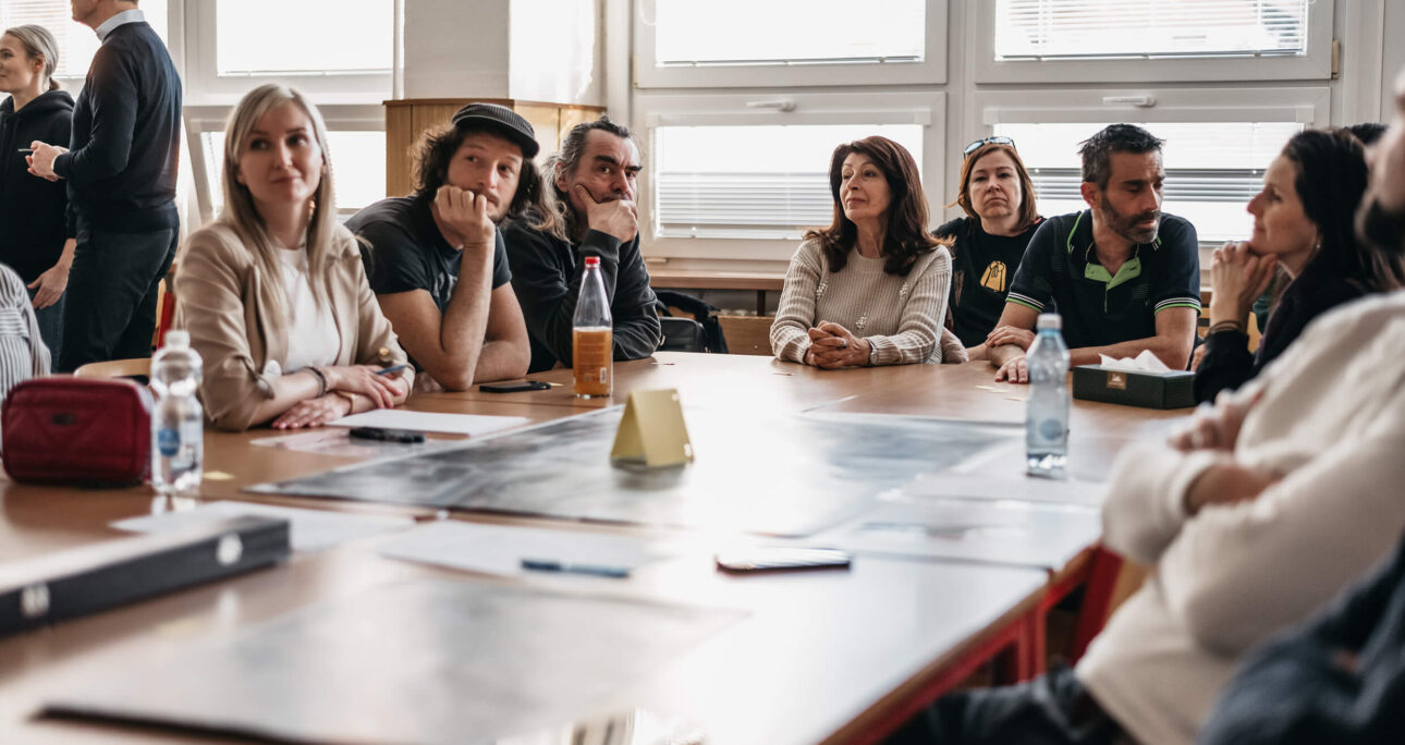 Skupina lidí u stolu