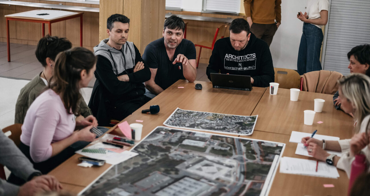 Diskuze u stolu s mapou