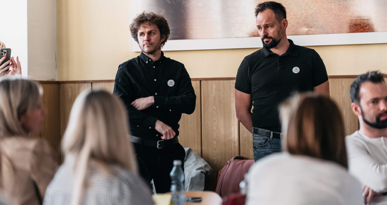 Muži stojící v místnosti